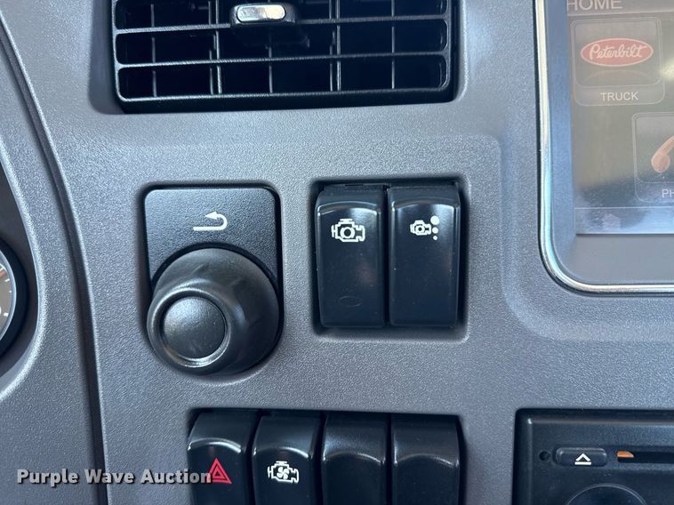 image for item EG2668 2015 Peterbilt 579 semi truck