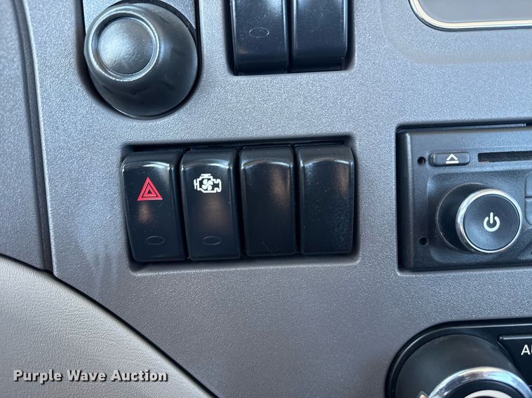 image for item EG2668 2015 Peterbilt 579 semi truck