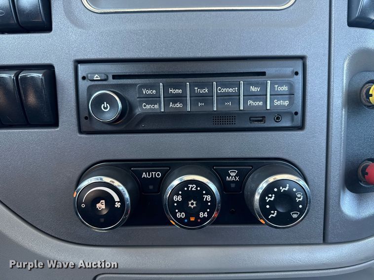 image for item EG2668 2015 Peterbilt 579 semi truck