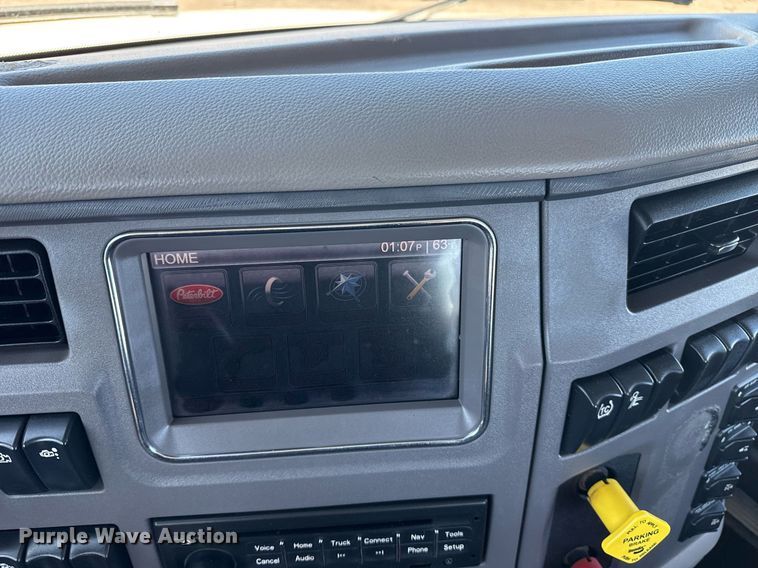 image for item EG2668 2015 Peterbilt 579 semi truck