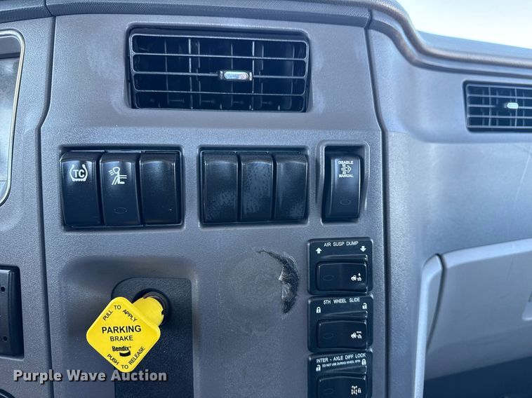 image for item EG2668 2015 Peterbilt 579 semi truck