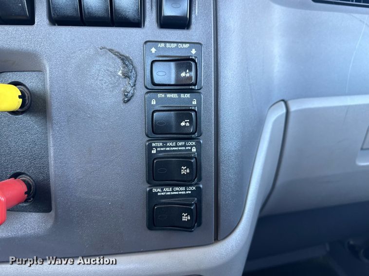 image for item EG2668 2015 Peterbilt 579 semi truck