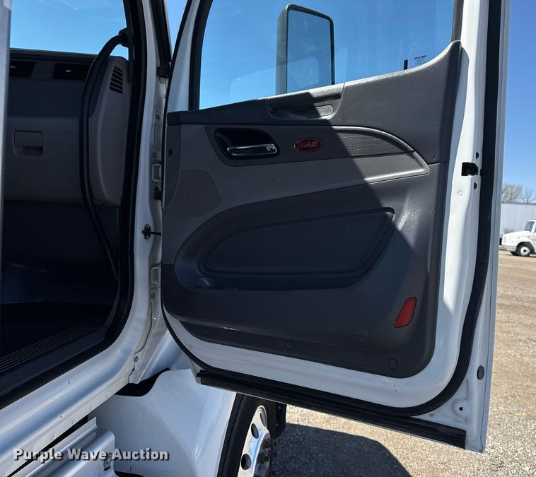 image for item EG2668 2015 Peterbilt 579 semi truck