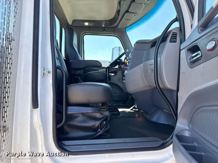 image for item EG2668 2015 Peterbilt 579 semi truck