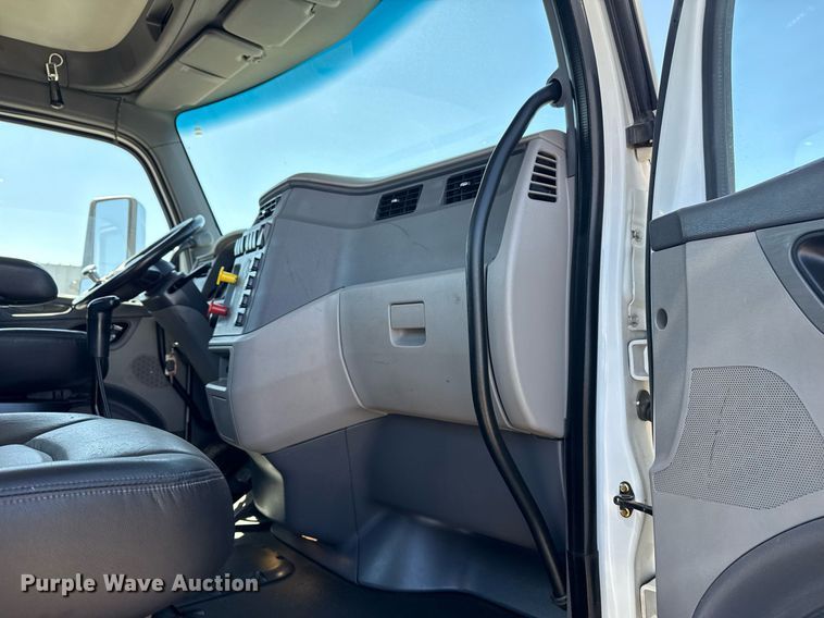 image for item EG2668 2015 Peterbilt 579 semi truck