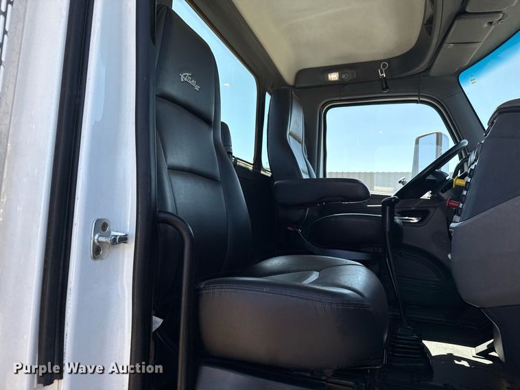 image for item EG2668 2015 Peterbilt 579 semi truck