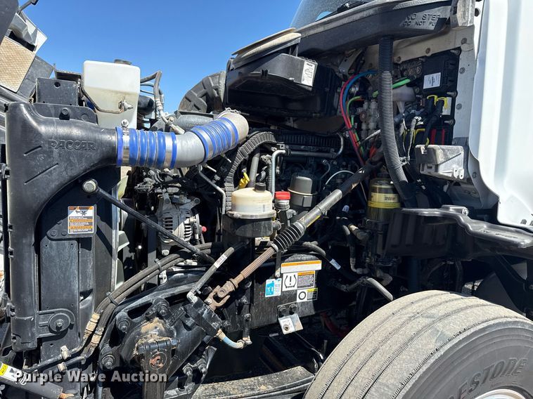 image for item EG2668 2015 Peterbilt 579 semi truck