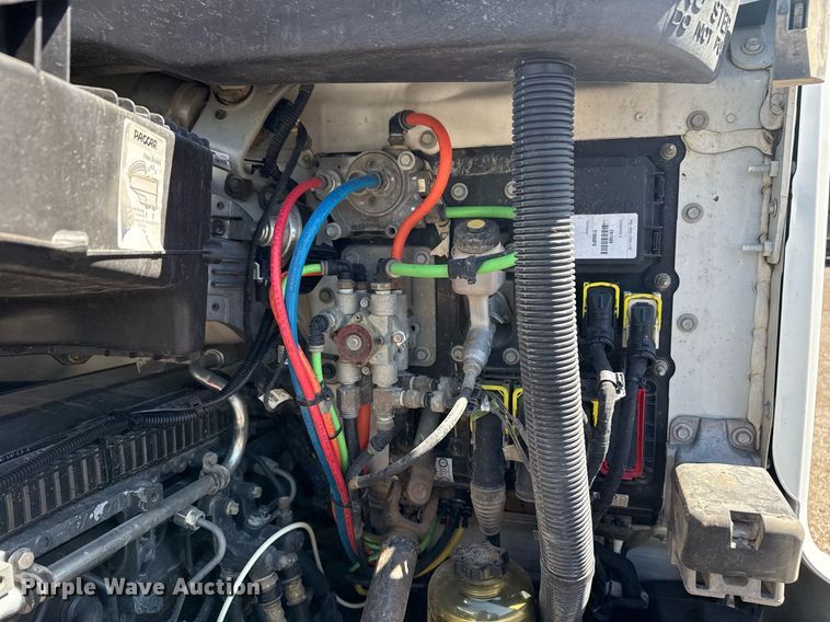 image for item EG2668 2015 Peterbilt 579 semi truck