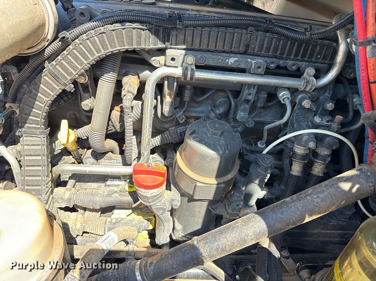 image for item EG2668 2015 Peterbilt 579 semi truck