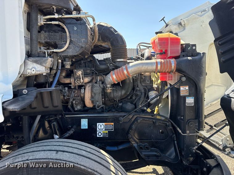 image for item EG2668 2015 Peterbilt 579 semi truck