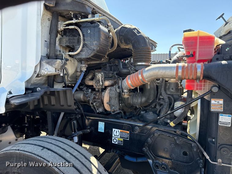 image for item EG2668 2015 Peterbilt 579 semi truck