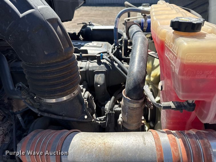 image for item EG2668 2015 Peterbilt 579 semi truck