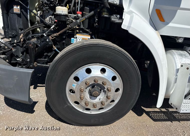 image for item EG2668 2015 Peterbilt 579 semi truck