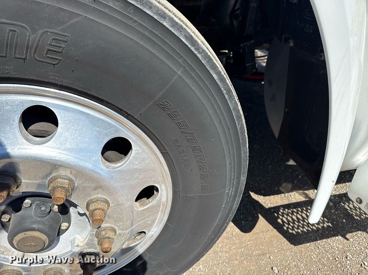 image for item EG2668 2015 Peterbilt 579 semi truck