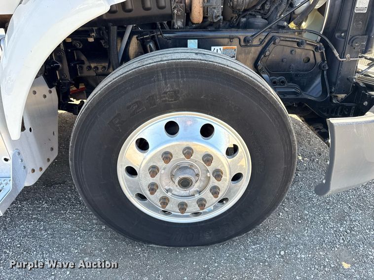 image for item EG2668 2015 Peterbilt 579 semi truck
