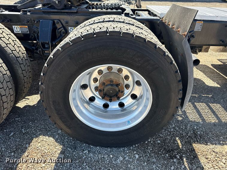 image for item EG2668 2015 Peterbilt 579 semi truck