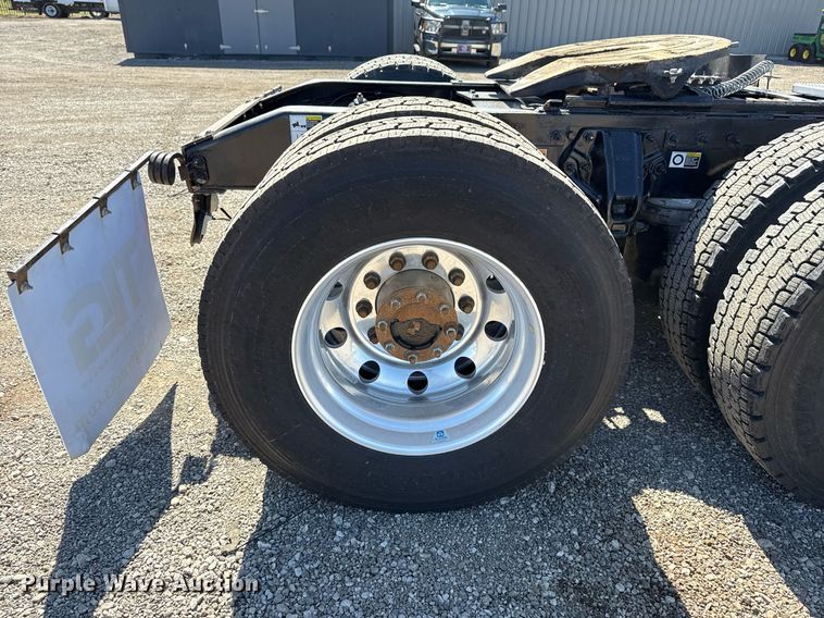 image for item EG2668 2015 Peterbilt 579 semi truck