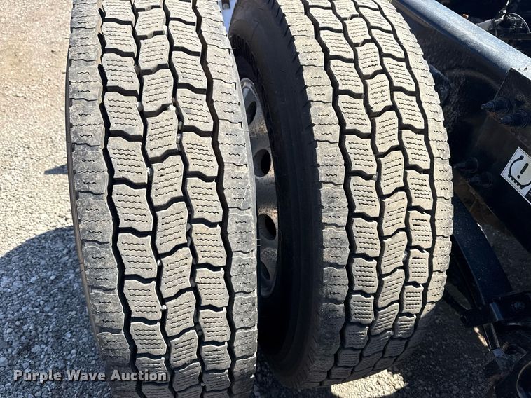 image for item EG2668 2015 Peterbilt 579 semi truck