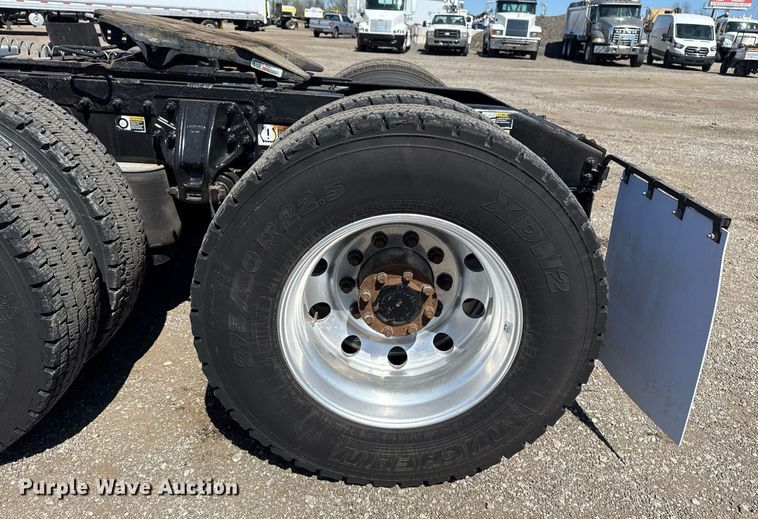 image for item EG2668 2015 Peterbilt 579 semi truck