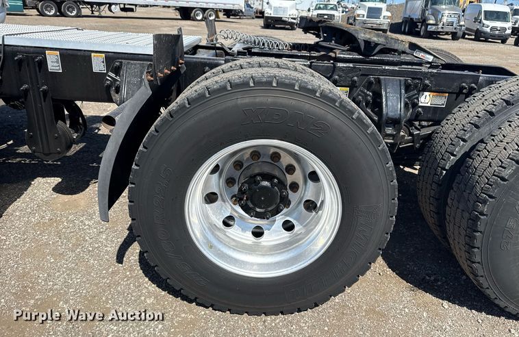 image for item EG2668 2015 Peterbilt 579 semi truck