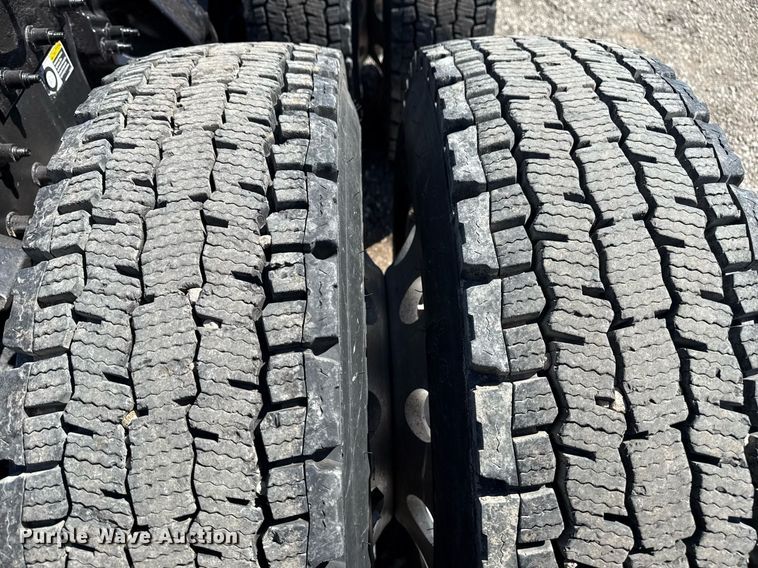 image for item EG2668 2015 Peterbilt 579 semi truck