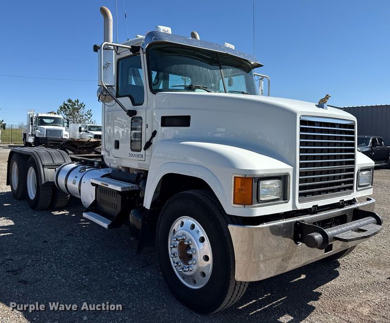 image for item EG5672 2016 Mack CHU semi truck