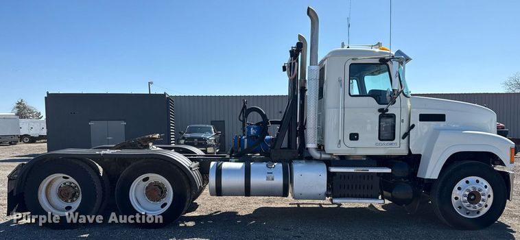 image for item EG5672 2016 Mack CHU semi truck