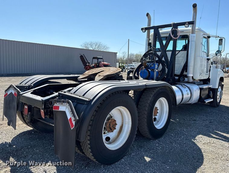 image for item EG5672 2016 Mack CHU semi truck