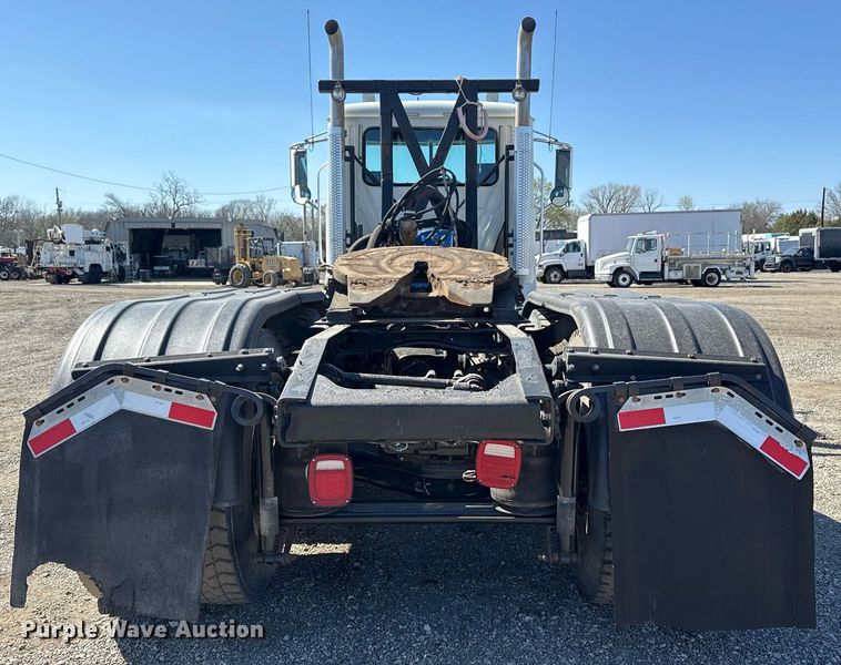 image for item EG5672 2016 Mack CHU semi truck