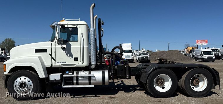 image for item EG5672 2016 Mack CHU semi truck