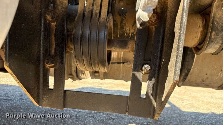 image for item EG5672 2016 Mack CHU semi truck