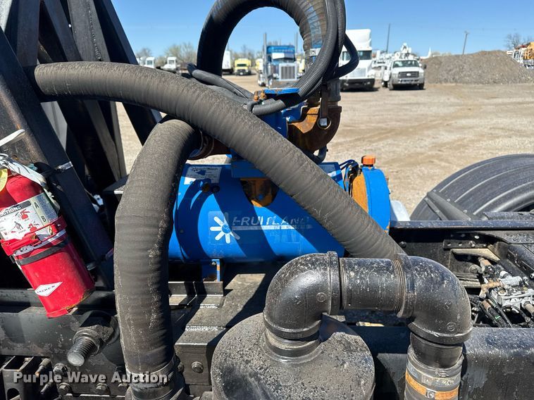 image for item EG5672 2016 Mack CHU semi truck