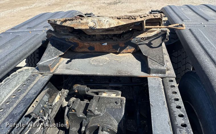 image for item EG5672 2016 Mack CHU semi truck