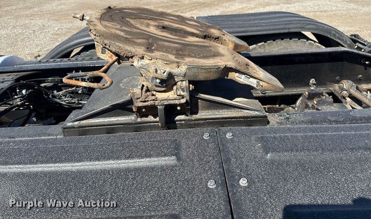 image for item EG5672 2016 Mack CHU semi truck