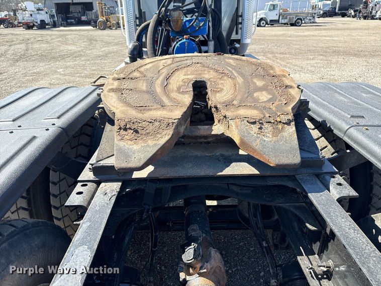 image for item EG5672 2016 Mack CHU semi truck