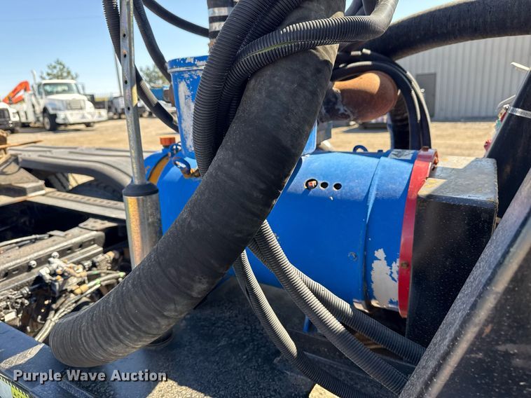 image for item EG5672 2016 Mack CHU semi truck