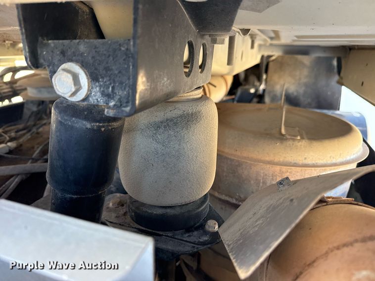 image for item EG5672 2016 Mack CHU semi truck