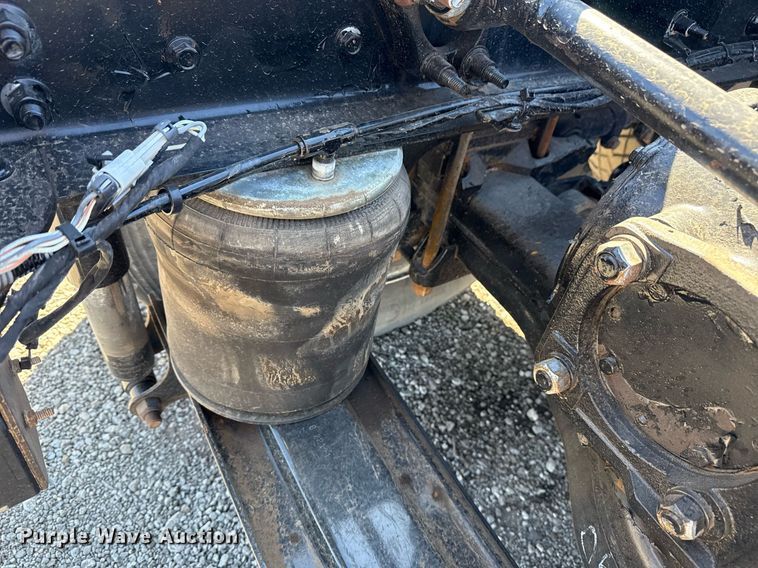 image for item EG5672 2016 Mack CHU semi truck