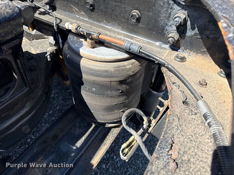 image for item EG5672 2016 Mack CHU semi truck