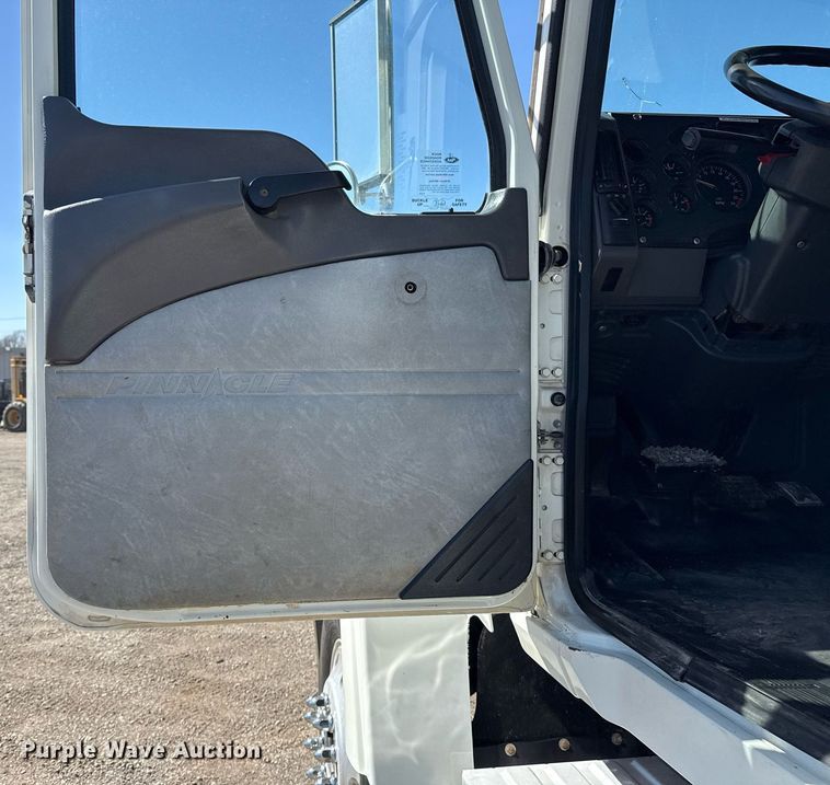 image for item EG5672 2016 Mack CHU semi truck