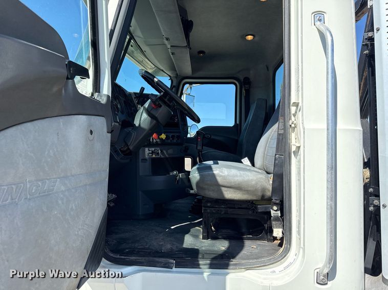 image for item EG5672 2016 Mack CHU semi truck