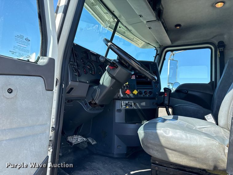 image for item EG5672 2016 Mack CHU semi truck