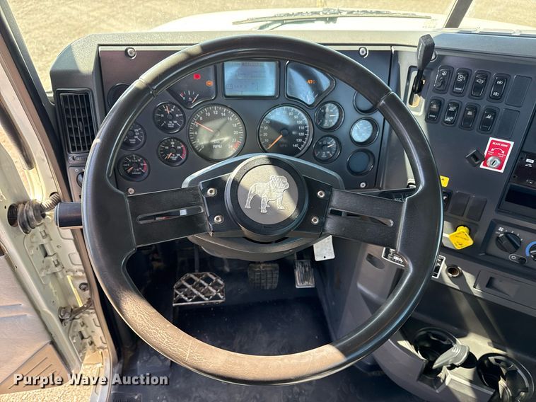 image for item EG5672 2016 Mack CHU semi truck