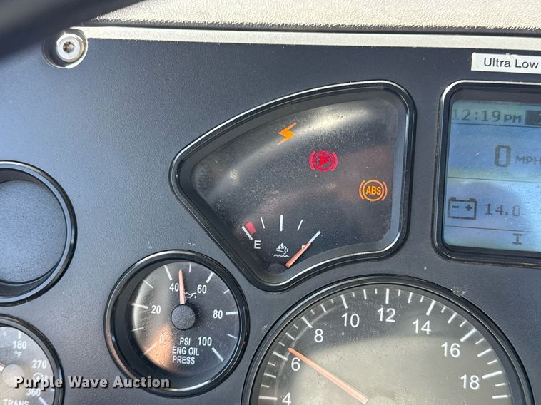 image for item EG5672 2016 Mack CHU semi truck