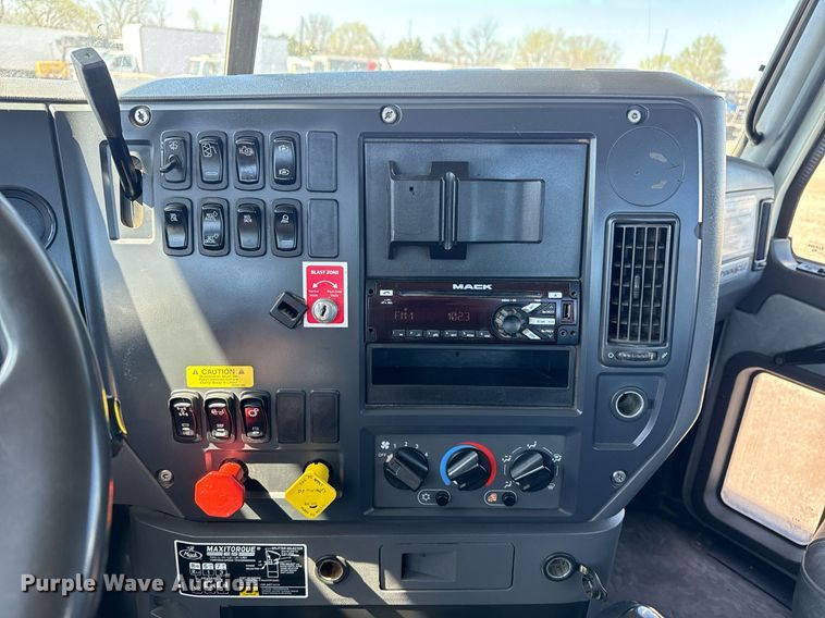 image for item EG5672 2016 Mack CHU semi truck