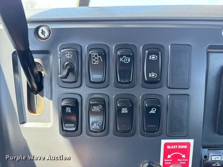 image for item EG5672 2016 Mack CHU semi truck