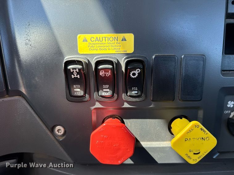 image for item EG5672 2016 Mack CHU semi truck