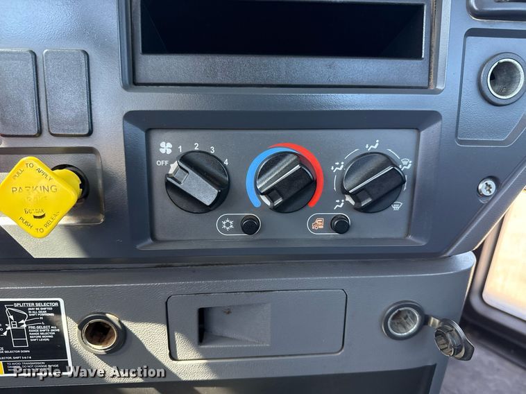 image for item EG5672 2016 Mack CHU semi truck