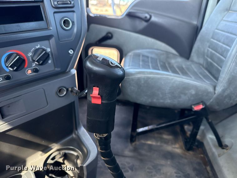 image for item EG5672 2016 Mack CHU semi truck