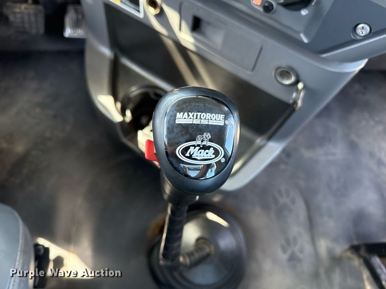 image for item EG5672 2016 Mack CHU semi truck